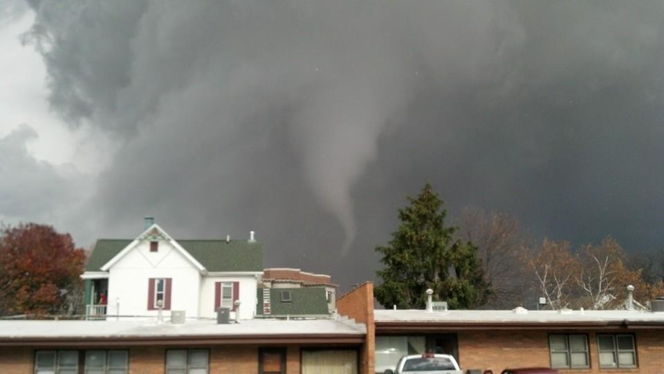 Tornado in Washington Illinois earlier from pic.twitter.com/dqOWxcj0ln. BZS5VjyCMAA2Ax0