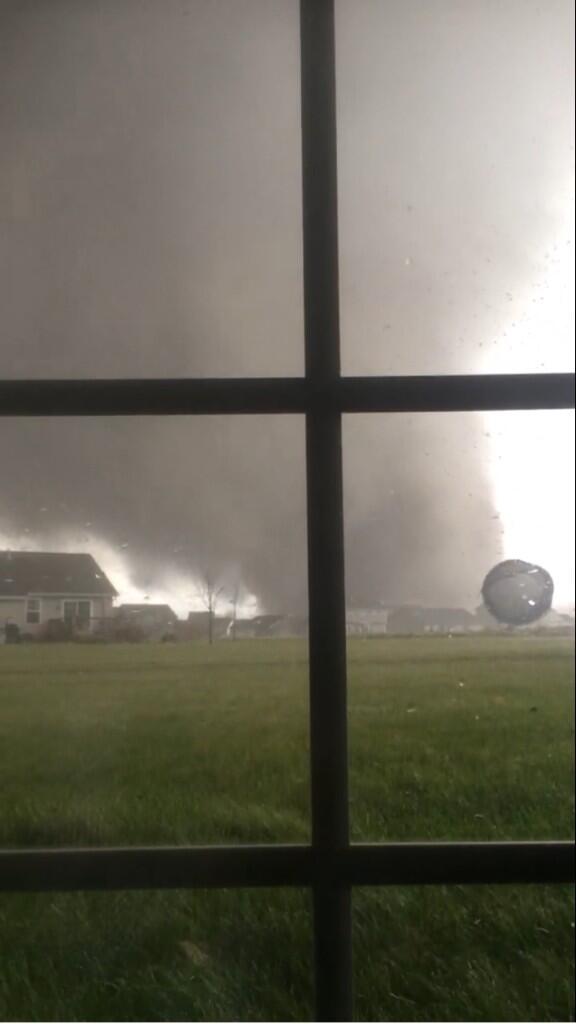 Peoria Illinois Tornado photo credit to Anthony Khoury. BZSoixgCEAAyajq
