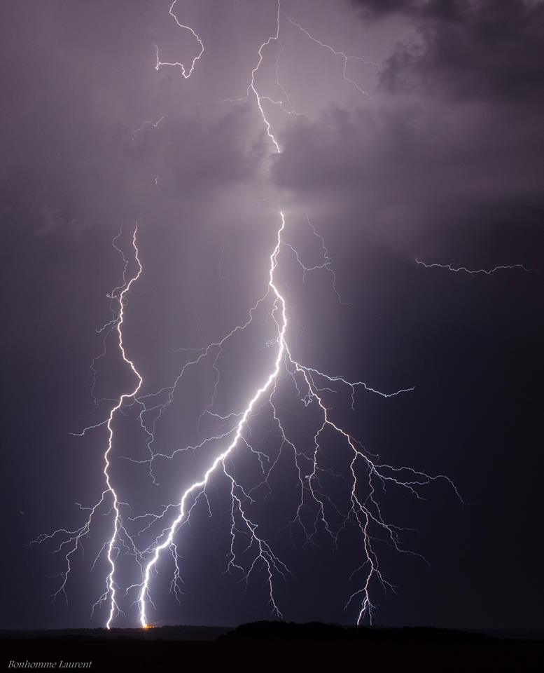 "Magnificent branched" with the point of impact on a factory July 27, 2014 in Normandy, in France Posted in inflow at 24 ° C around 1am , but happiness "Magnificent branched" with the point of impact on a factory July 27, 2014 in Normandy, in France Posted in inflow at 24 ° C around 1am , but happiness